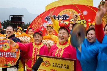 接受采访的冠军队 生手摄