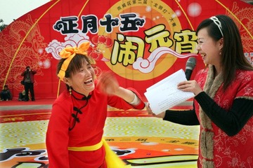 被主持人“难倒”的龙狮灯队长  生手摄