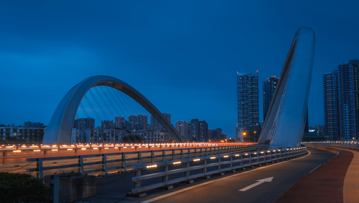 成都江滩公园旁横跨府河的桐锦南桥