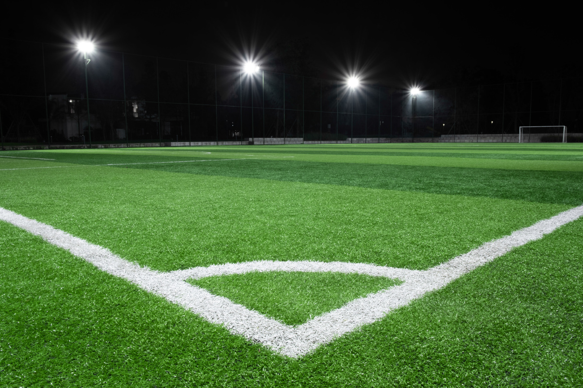 夜晚空无一人的足球场