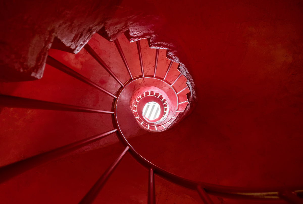 旋转的红色楼梯