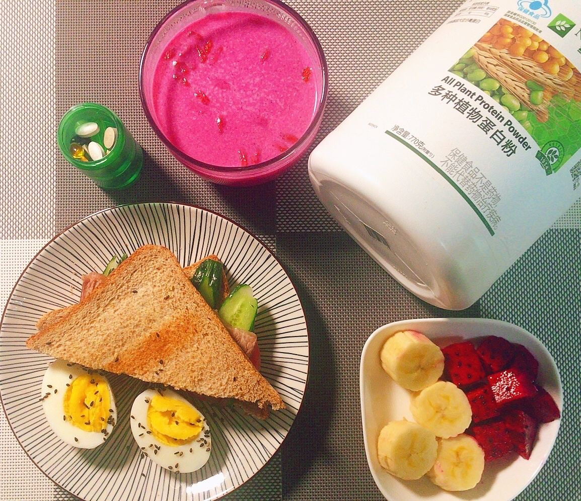 今日早餐混合果汁全麦面包三明治清晨来一场水果与蔬菜的相聚迎接美好