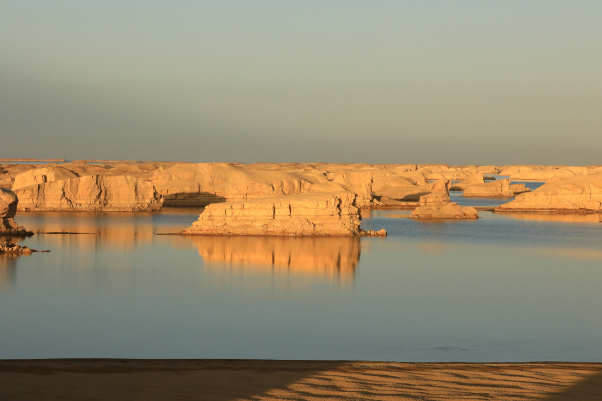 日出时的水上雅丹