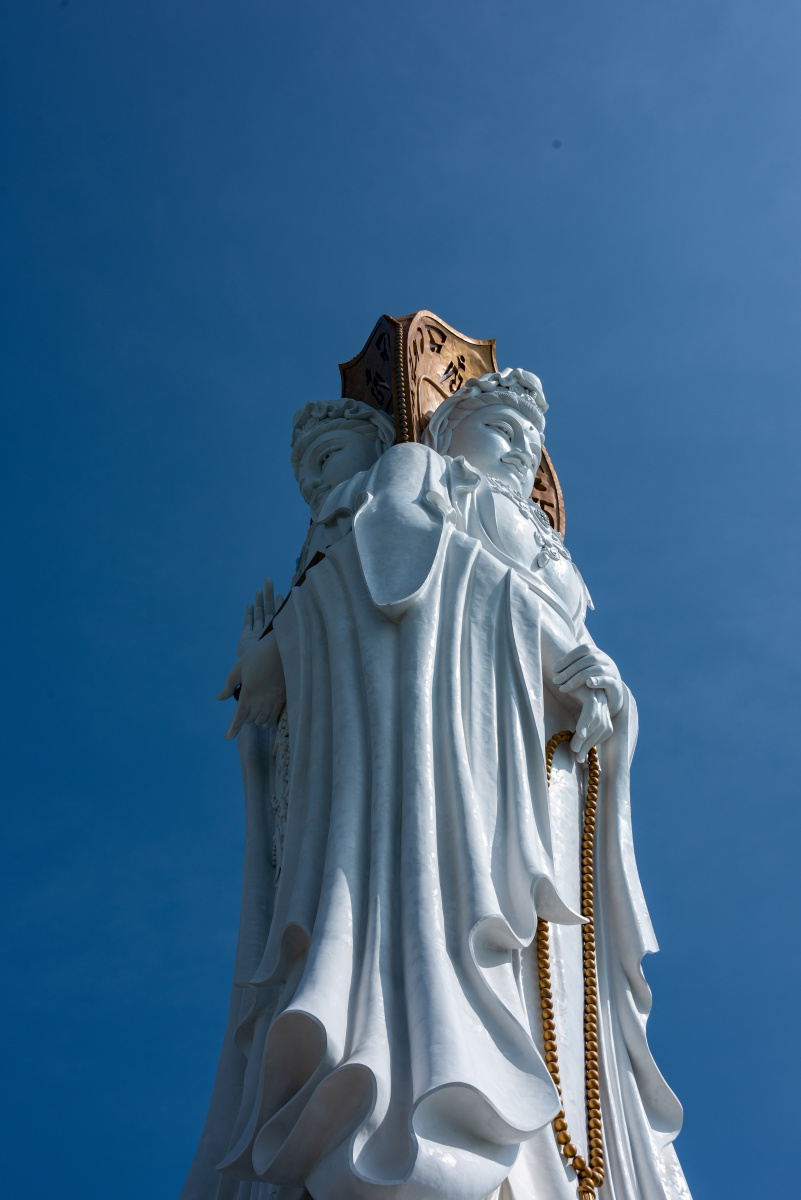 仰视南海观音神像