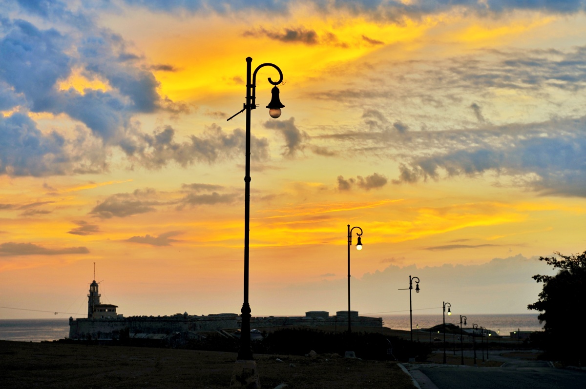 黄昏时分摄于哈瓦那港街头