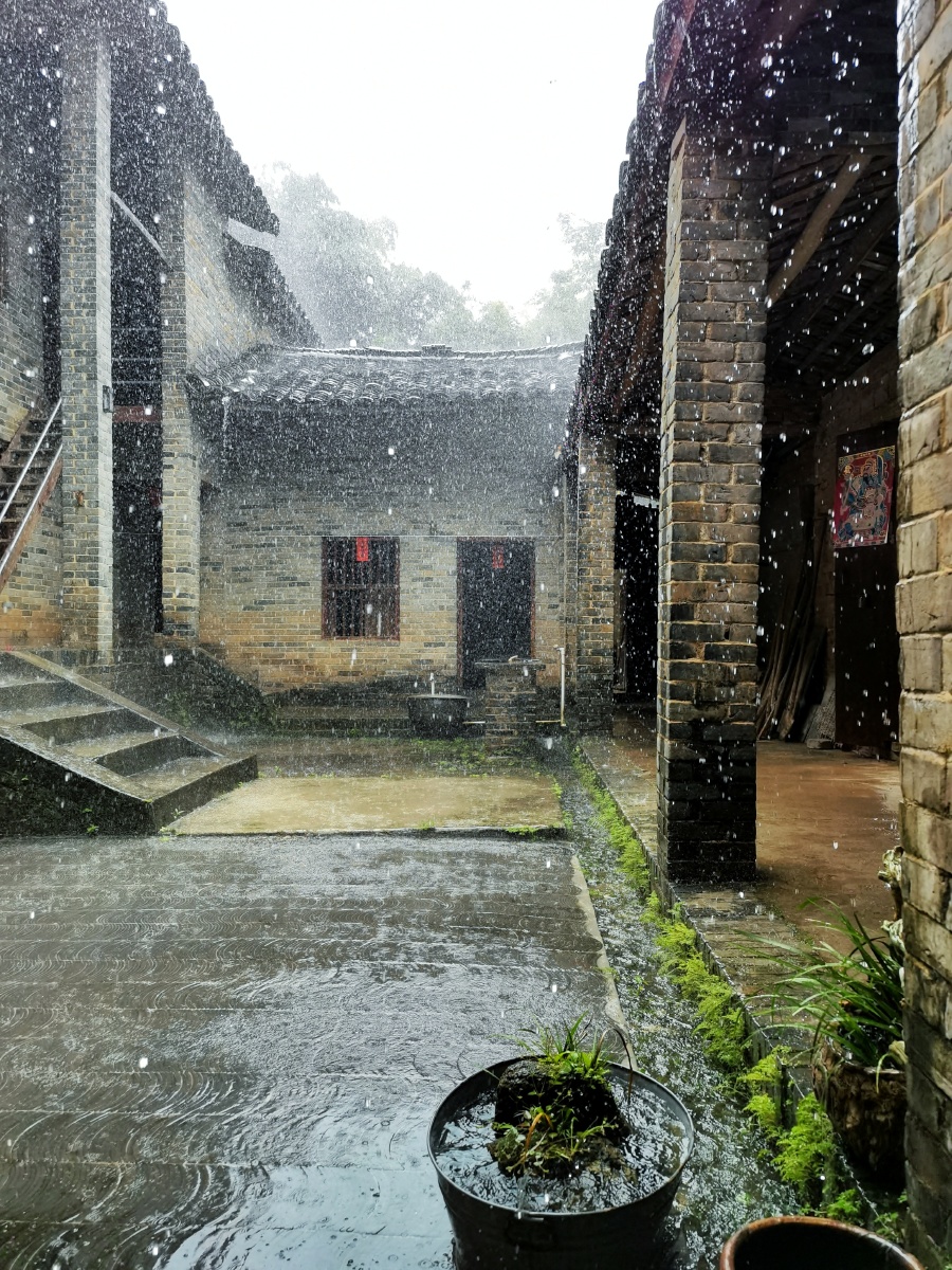 老宅雨境留住家乡的记忆