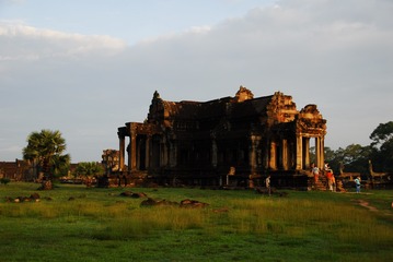 18318