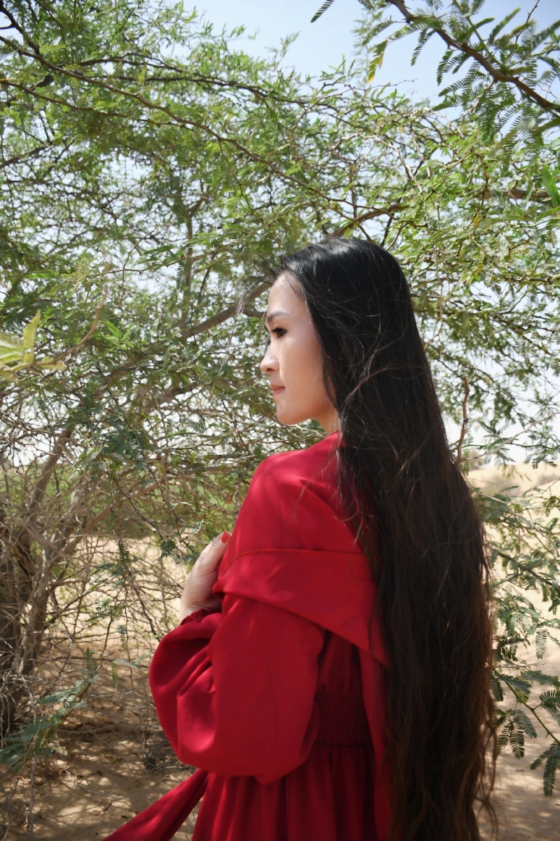 沙漠少女再苦再难也要潇洒洒脱