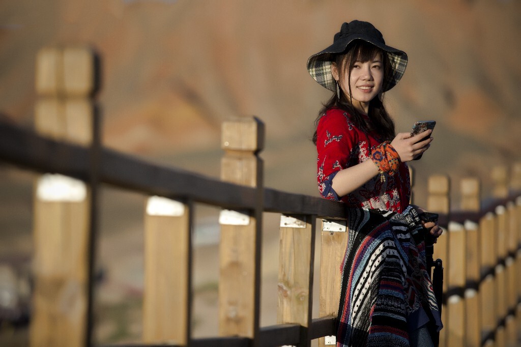张掖七彩丹霞,美女入画分外妖娆---赵峰摄影