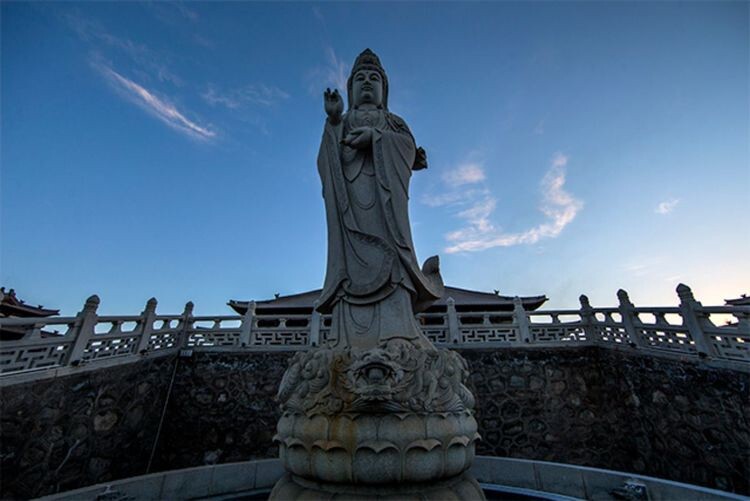 黎明的雷音寺大殿的观世音菩萨