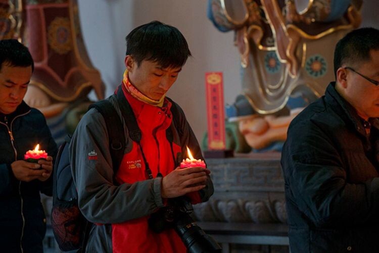 点燃手中的莲花灯，为自己和家人祈福！