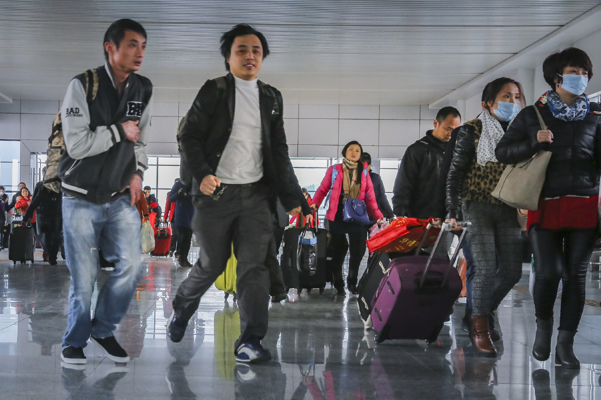 2016年2月3日在京九铁路线东莞东站天桥拍摄回家的旅客跑步赶火车场景