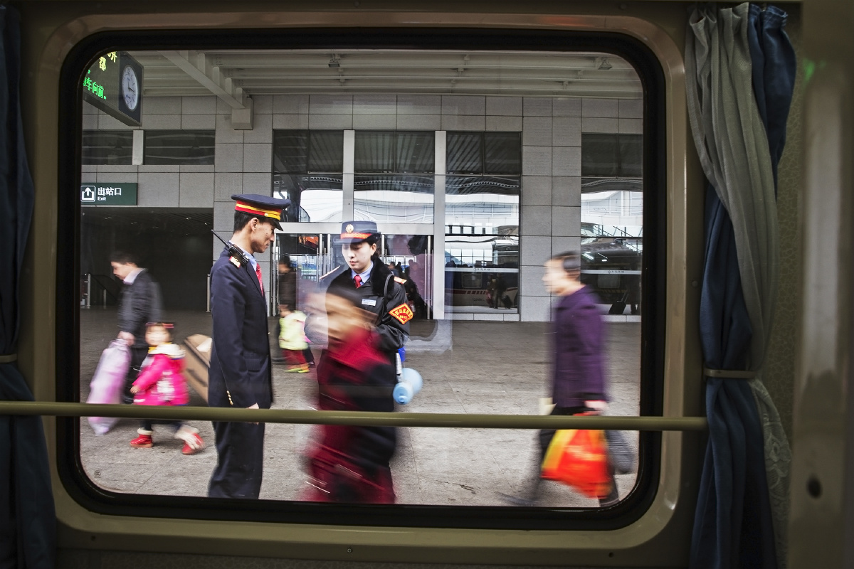 铁路线东莞东站拍摄张照片列车长与车站客运值班员在上旅客中间办理