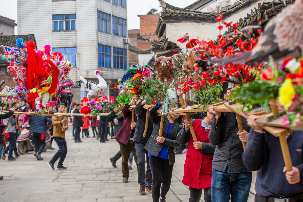 16,一条板凳龙,就是一座艺术馆,集书法,绘画,剪纸,刻花,雕塑,艺术和扎