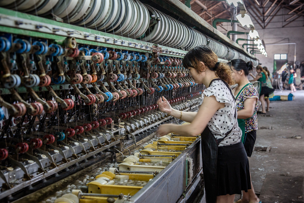 《丝乡蚕季(10-8)》:2015年6月摄于浙江湖州市德清县.