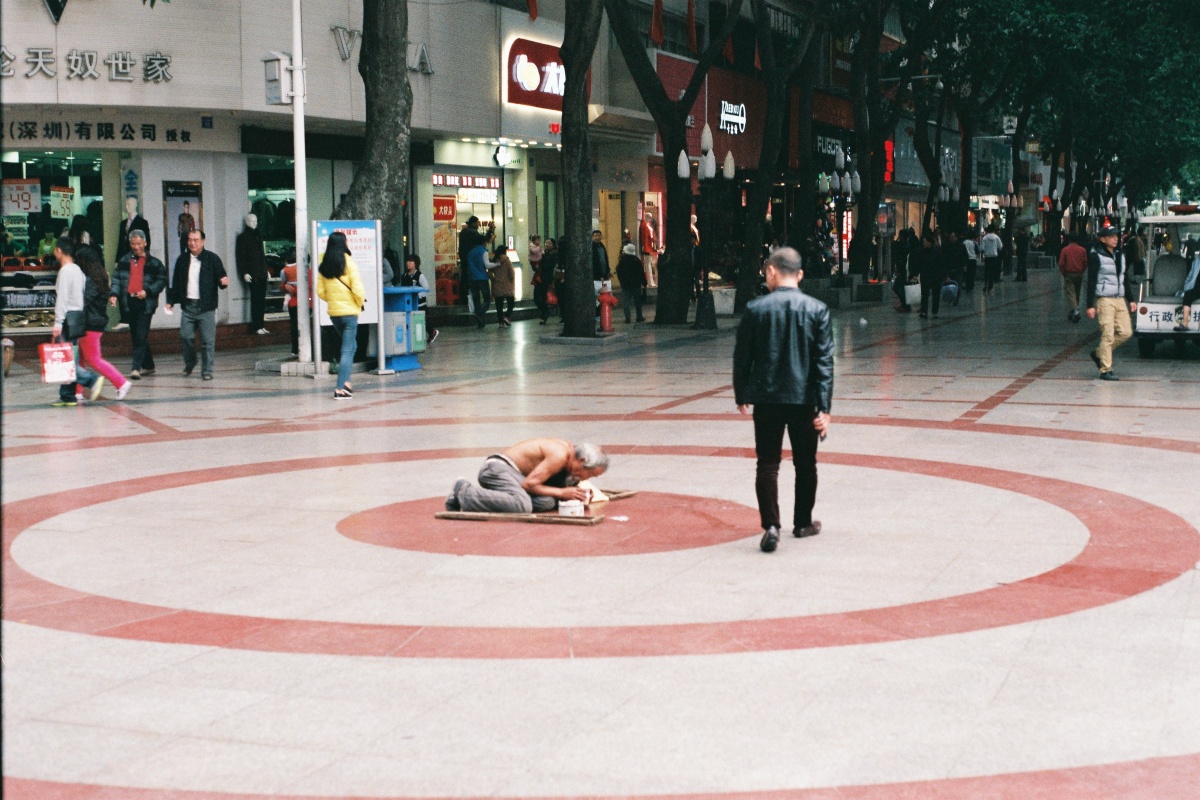 现在街上卖艺的乞讨的越来越多