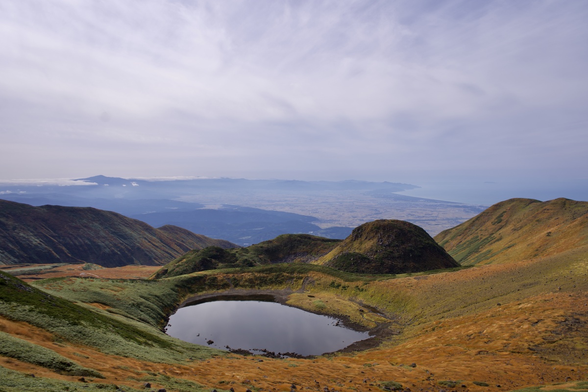 山岳摄影秋日鸟海山72神奇的海边独立山峰