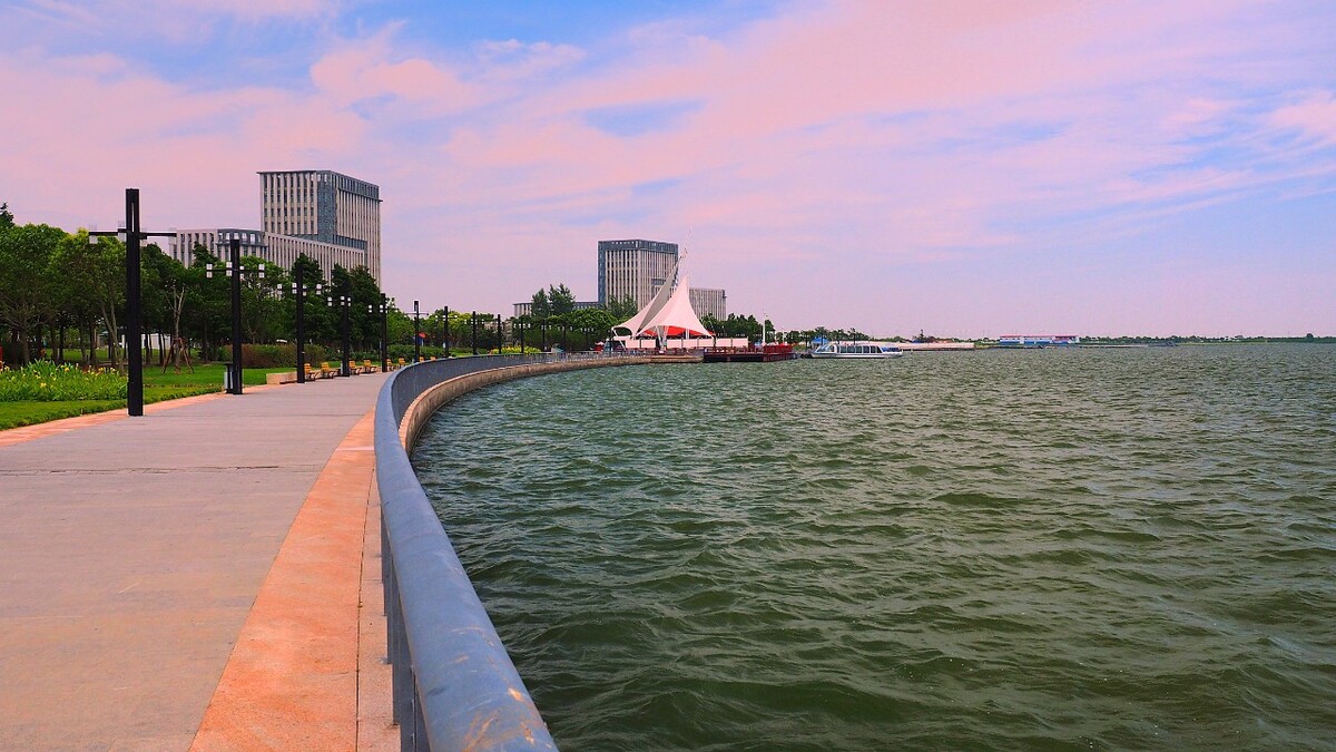 上海浦东滴水湖又名芦潮湖，位于浦东新区南汇新城镇，距离上海市中心约76公里，是南汇新城的中心湖泊，由德国GMP公司的总体规划设计[1]  ，于2002年6月开始建设。滴水湖呈正圆形，直径约2.6公里，总面积约5.56平方公里，蓄水量约1620万立方米，最深约6.2米，湖中还有三个总面积为0.48平方公里的小岛，湖水源自大治河，水质为五类地表水[2]  。北岛占地约23.5万平方米，西岛占地约6万平方米，南岛占地约14万平方米。滴水湖水利配套工程包括春涟河、夏涟河、秋涟河三条链状河道以及赤风港、橙和港、黄日港、绿丽港、青祥港、蓝云港、紫飞港七条射状河道，还有滴水湖出海闸、芦潮引河出海闸、黄日港节制闸、绿丽港节制闸，形成了防汛挡潮、引排自如的水利体系。滴水湖建成后改变了浦东地区没有湖泊的历史，为第九批国家水利风景区。