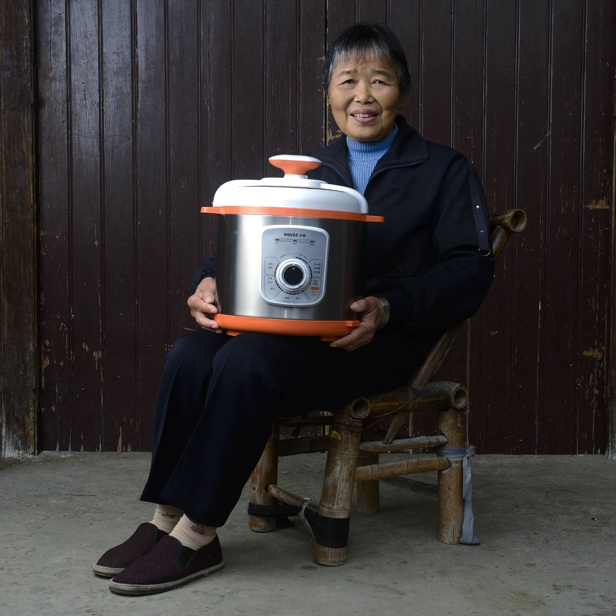 电饭煲到手后,村淘合伙人金芬南特意上门告诉老人每个功能如何操作.