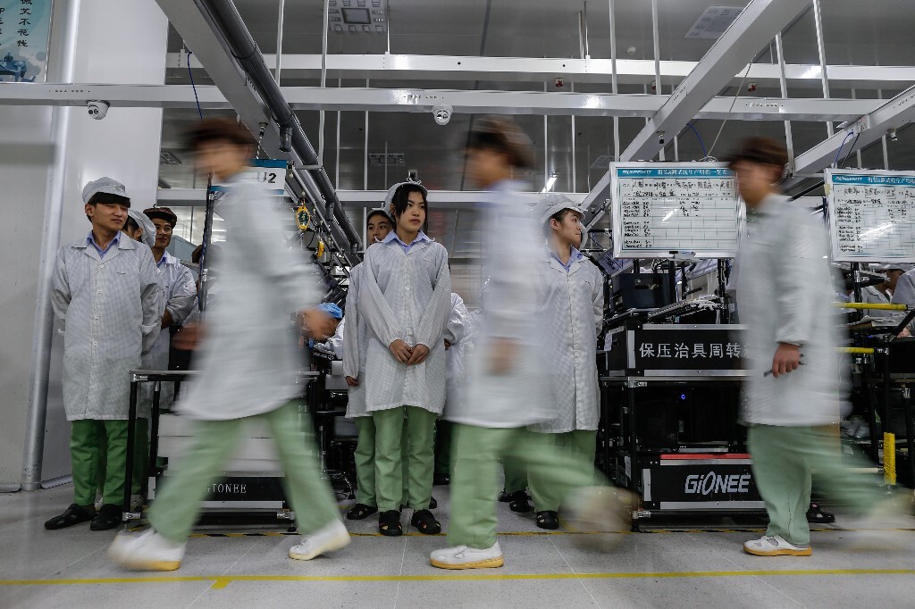 2015年12月24日，广东东莞大岭山镇金立工业园，午休前，工人们列队离开生产线，颇为军事化的管理是效率的保证。