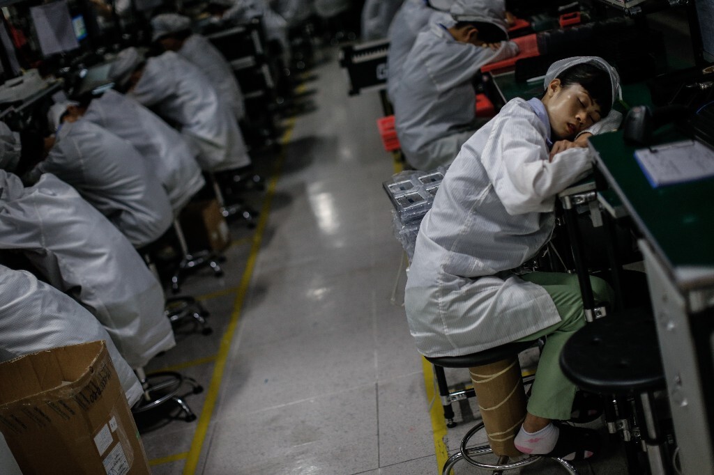 2015年12月24日，广东东莞大岭山镇金立工业园，三点左右，大家被允许趴在工位上休息十分钟。
