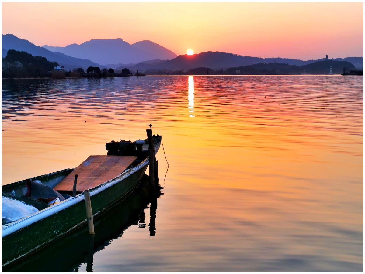 摇曳的小舟沉醉在落日余晖里轻轻的静静的柔柔的荡起