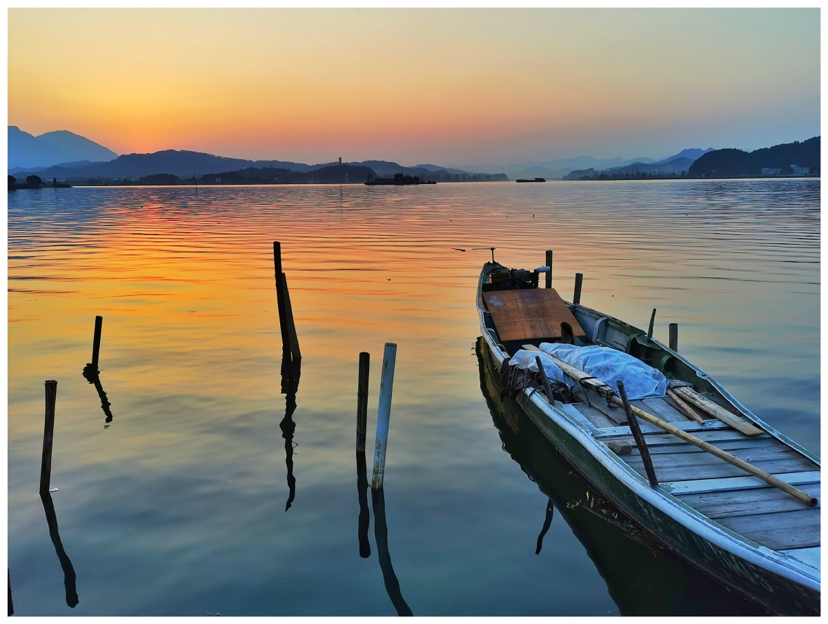 摇曳的小舟沉醉在落日余晖里轻轻的静静的柔柔的荡起