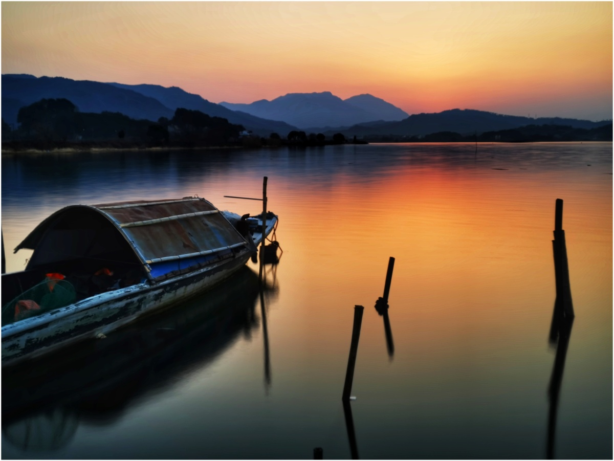 摇曳的小舟沉醉在落日余晖里轻轻的静静的柔柔的荡起丝丝波纹没有想到