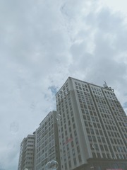 657393