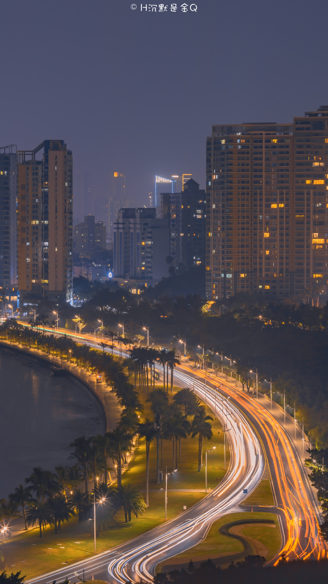 城市的喧嚣璀璨的灯光