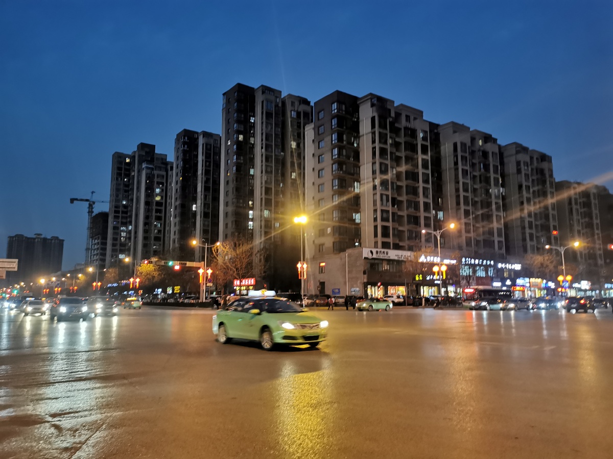 夜晚下的城市街头