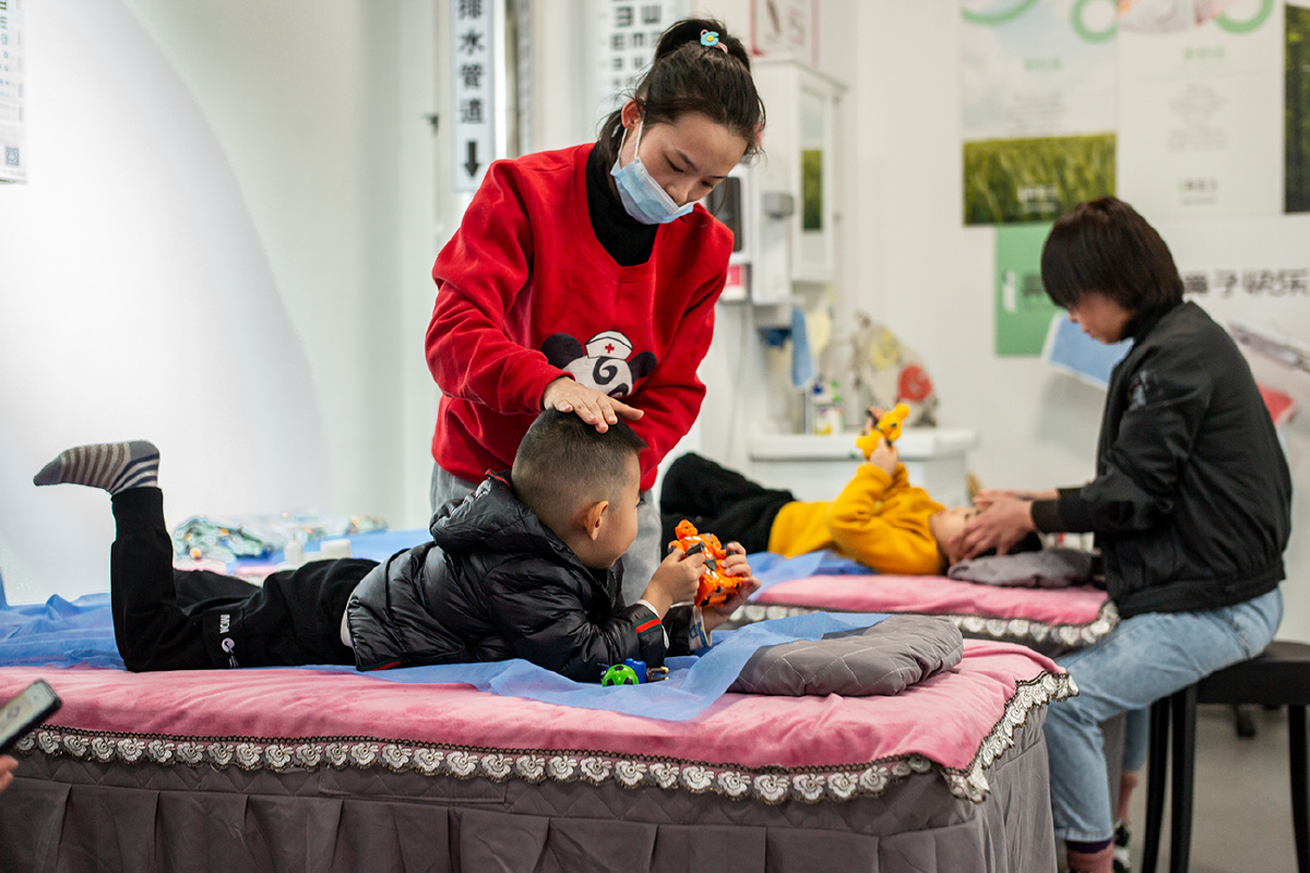 济南鲁能美丽汇,小美医生小儿推拿店里,家长带着小朋友来做保健推