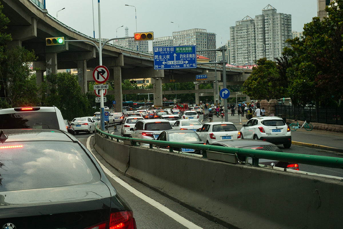 晚高峰的济南经七路下桥口2021年7月8日晚6点半济南顺河高架桥经七路