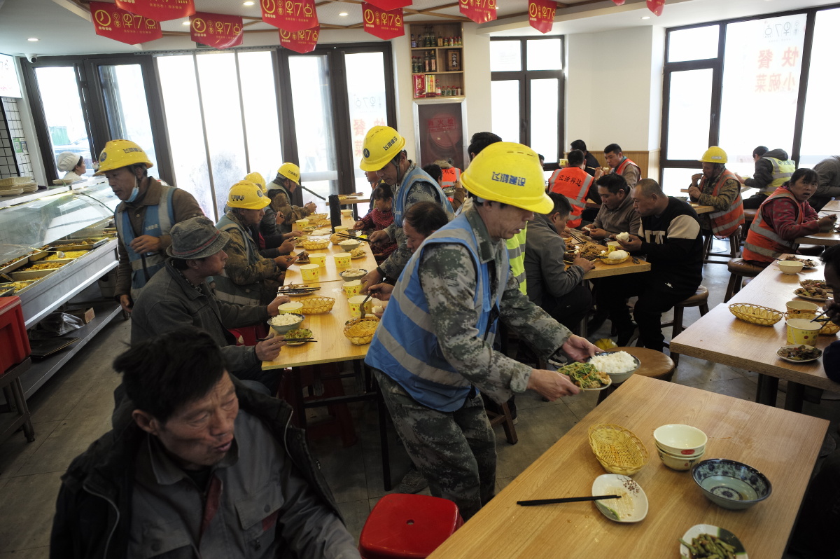 《七点小饭店民工大食堂》2021年11月22日中午时分,济南望岳西路吉康