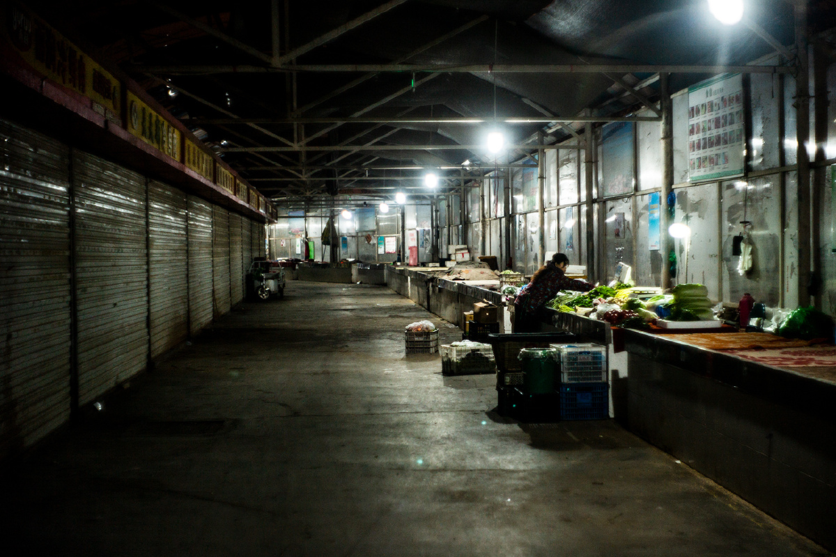 夜晚菜市场最后的收摊人2020年11月21日晚8点喧嚣一天的济南聚贤街菜