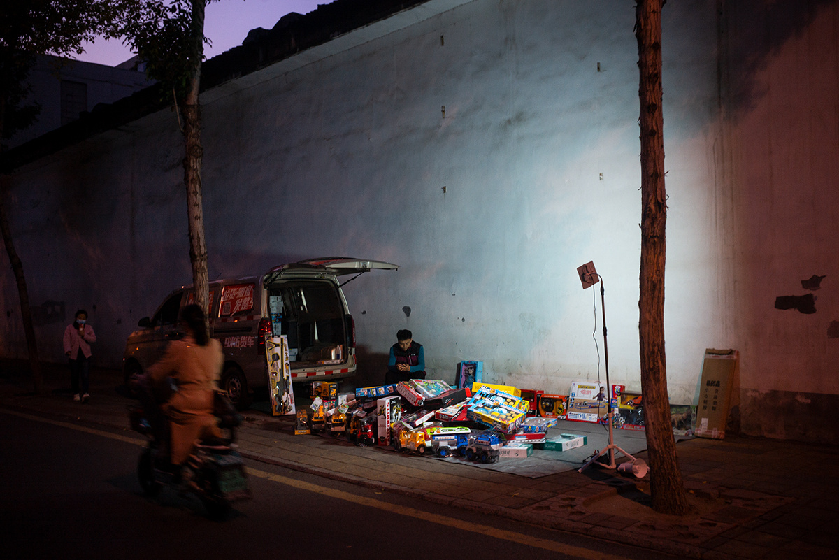 卖玩具的夜摊2020年10月17日傍晚济南北园路边的玩具摊摊主早早的来到