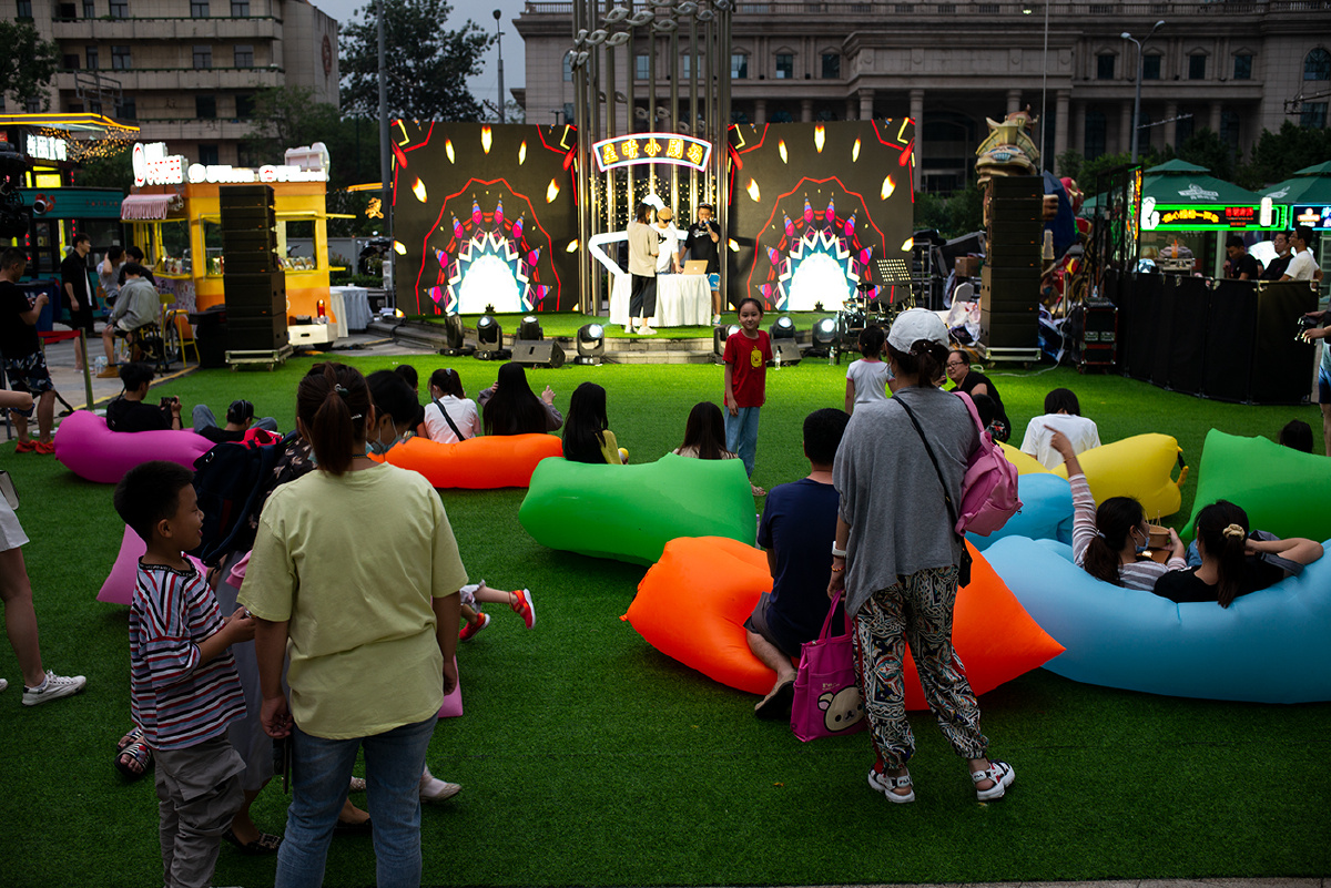 济南周末绿地草坪音乐节2020年7月26日晚济南绿地中心广场举办的本