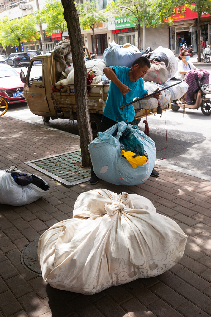 街头收废旧衣服2021年6月20日济南馆驿街杜宝文在对三毛钱一斤收来的