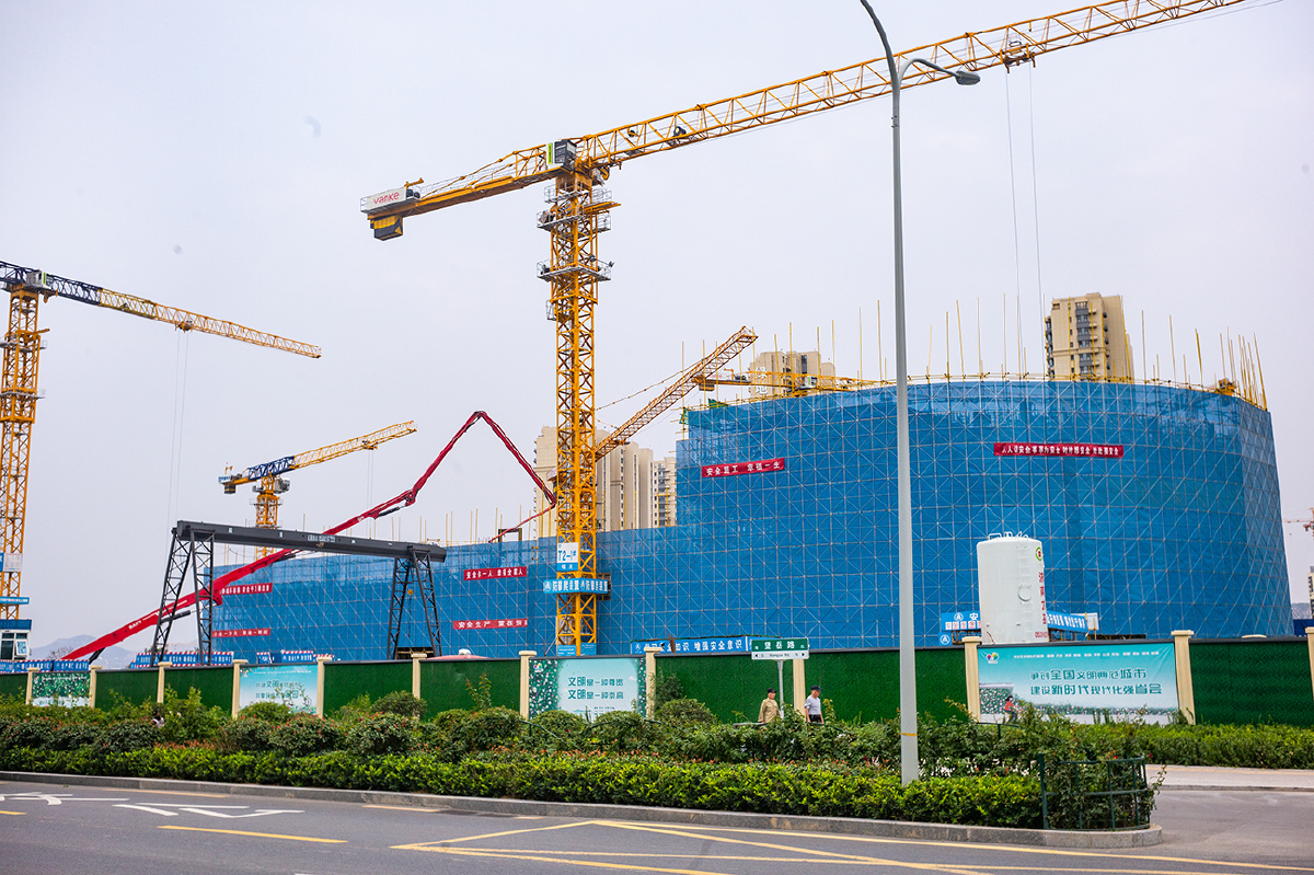 2021年9月16日,济南,望岳路西吉康街南的万科望岳中心正在建设中