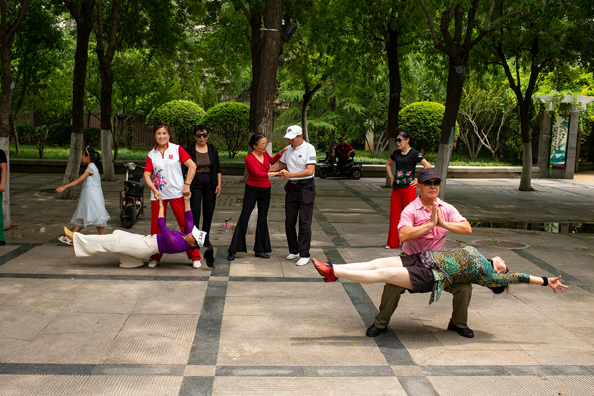 街头学跳舞的老人2021年7月1日济南马鞍山路边小树林下几个老年人在