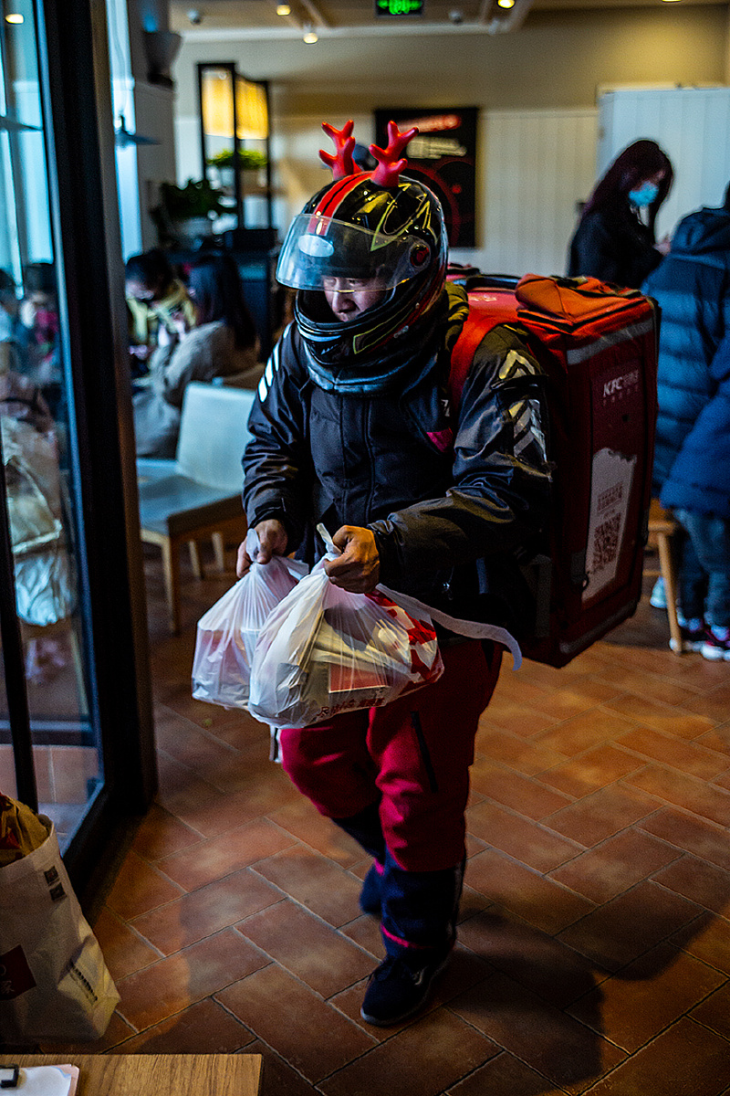 快餐店的急送员2021年2月19日山东美术馆附近肯德基店快递骑手同城急