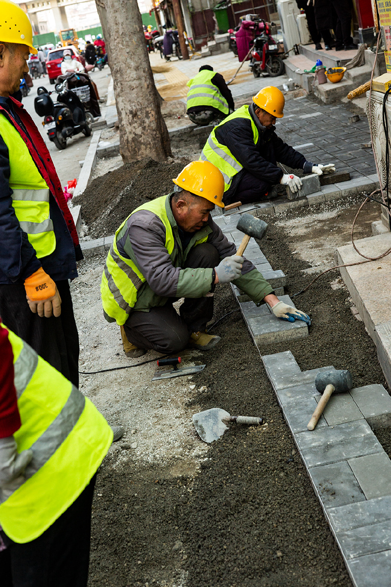 济南义合西街修路铺地砖2021年3月3日济南义合西街几位工人师傅在铺