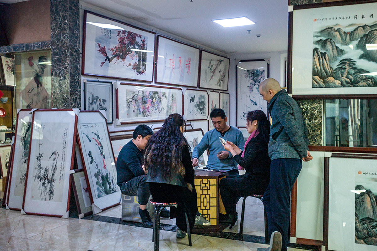 周末闲暇时的书画市场2021年3月27日济南新世界商城书画市场午后闲暇