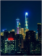 眺望夜幕中上海中心地标