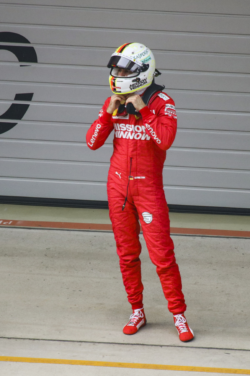 赛车维特尔摘头盔