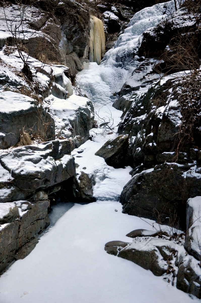 山中全覆雪瀑溜半垂冰双龙峡观冰瀑