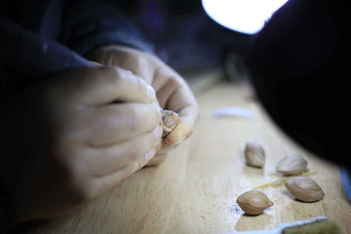 早在明清时期,广州的榄雕工艺已臻成熟.