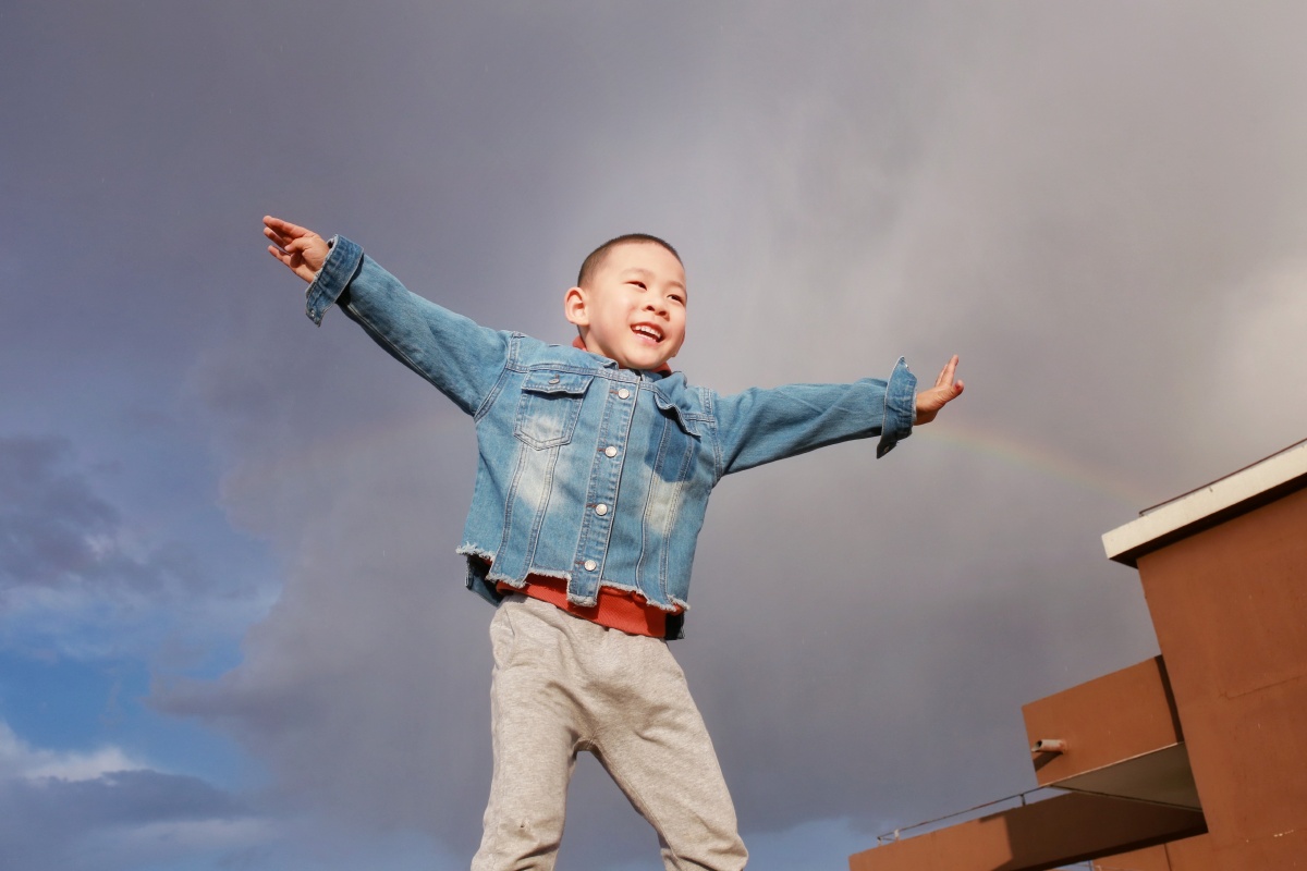 彩虹男孩雨后天边发现彩虹赶忙和儿子换了衣服拿了相机就往楼顶跑