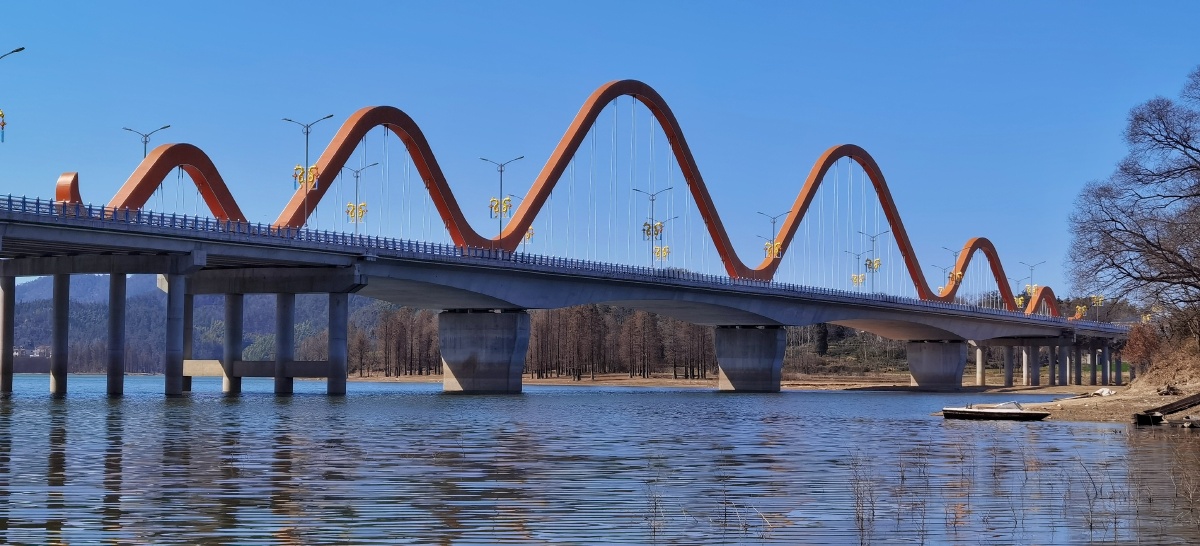 万佛湖三桥晓天河大桥对应了山水佛三大自然及人文景观因素的水字晓