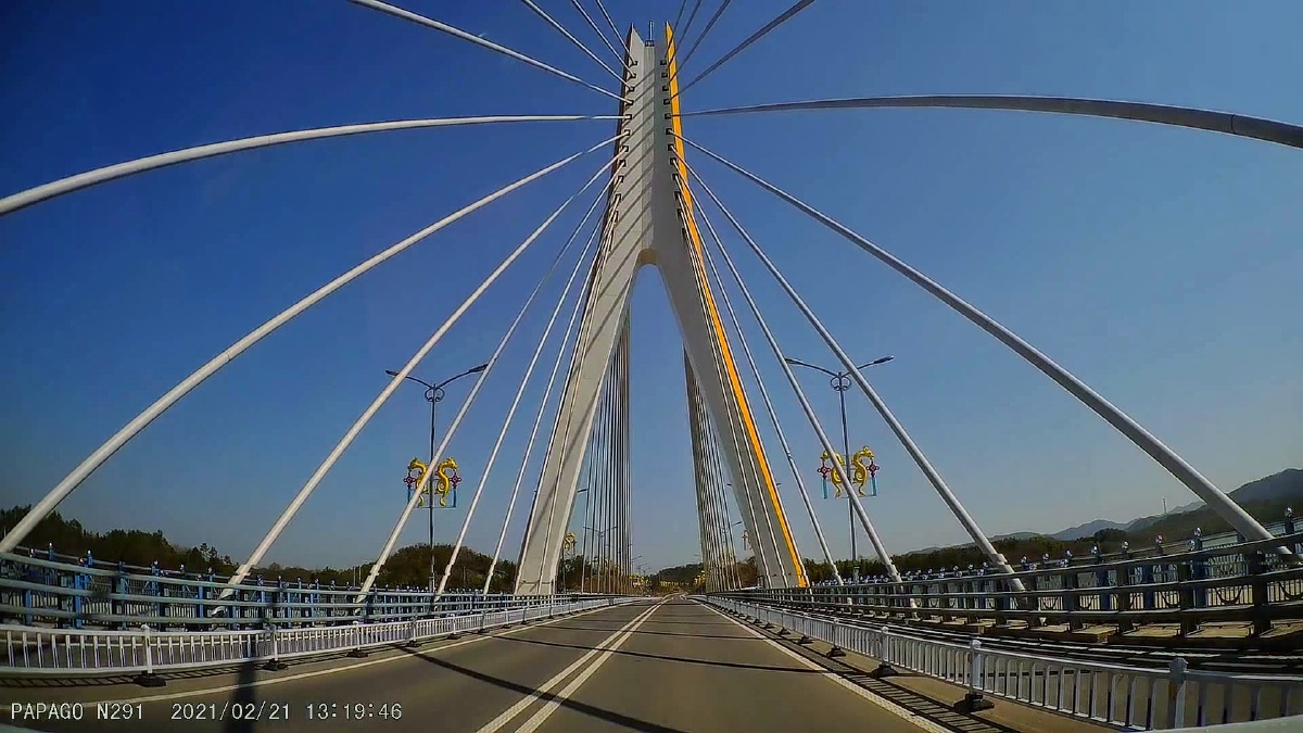 皖舒城县万佛湖景观大道上桥梁众多,其中老柴岗大桥采用独塔斜拉桥,主